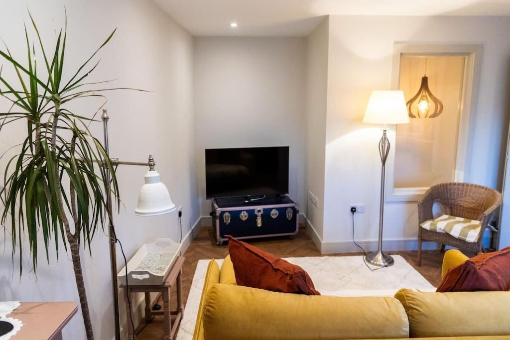 Amarelo Apartment, Central Charlbury, 1 Super King Bed 外观 照片