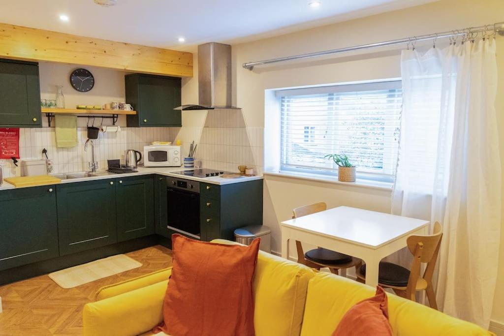 Amarelo Apartment, Central Charlbury, 1 Super King Bed 外观 照片